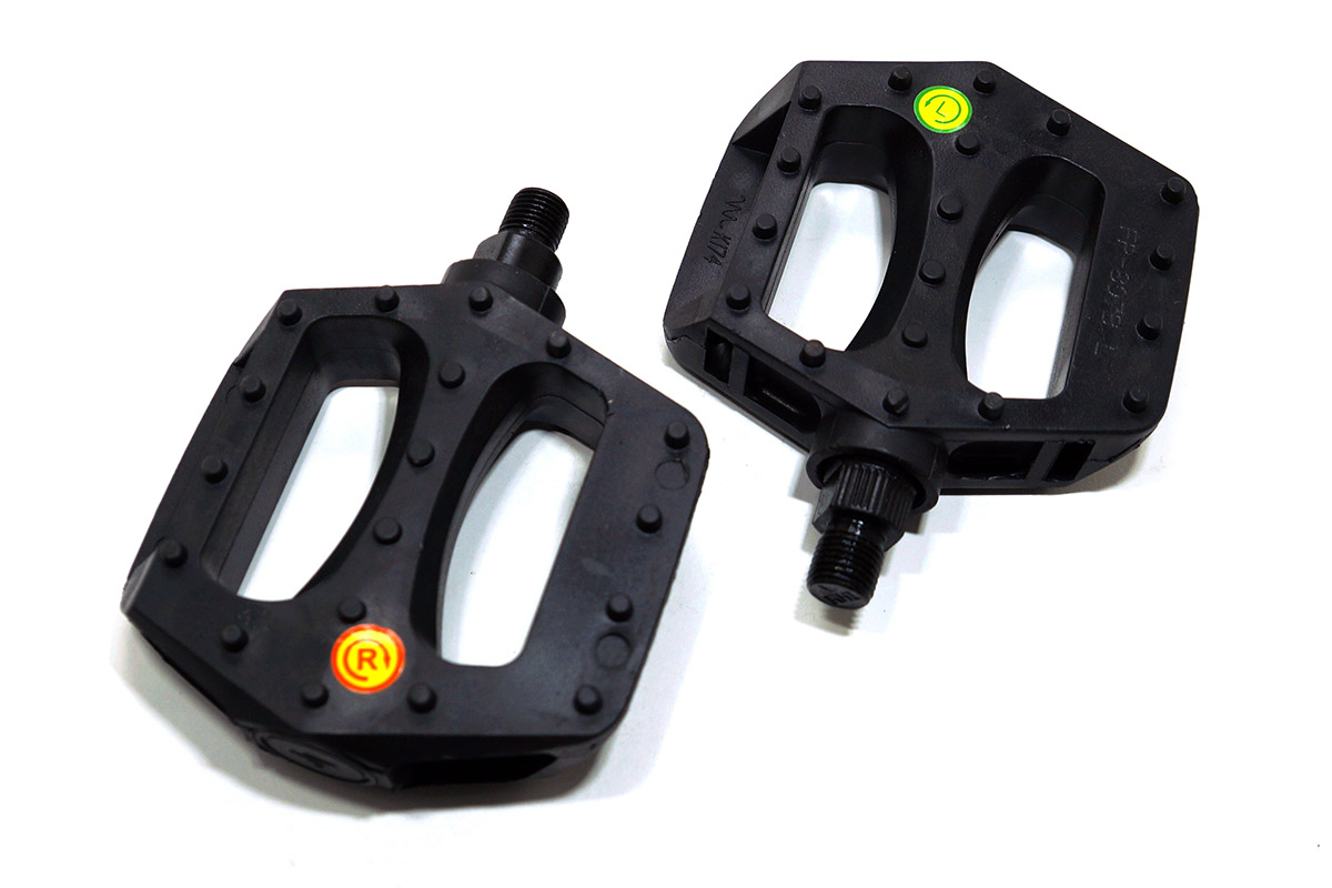 Педали пласт. JK3505, 1\2",ось 12мм,для детских в-дов 12-16", черные Педали пласт. JK3505, 1\2",ось 12мм,для детских в-дов 12-16", черные